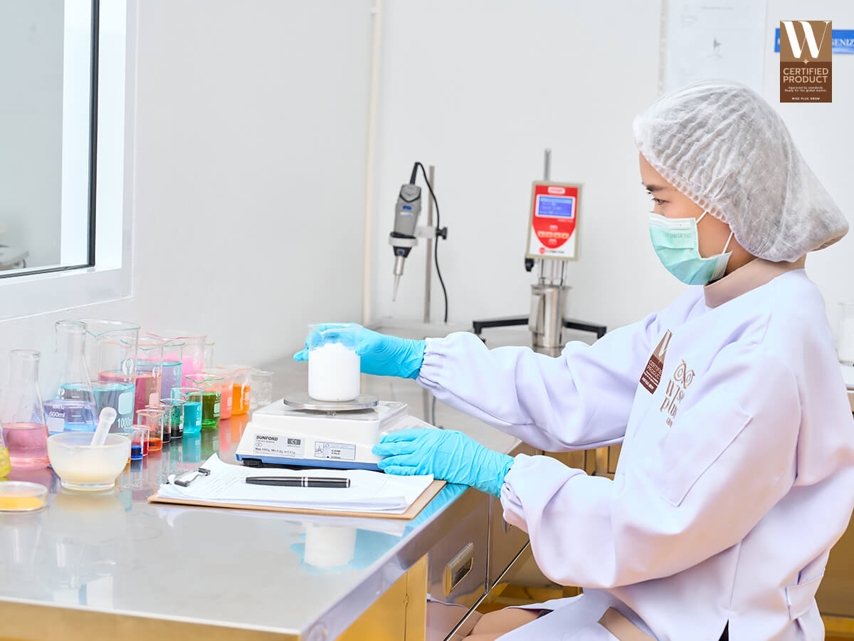 ห้องทดลองและการชั่งตวงสูตรโดยทีม R&D ของ Wise Plus Grow